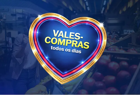 Pessoa segurando celular mostrando tela de cadastro no Clube Condor.