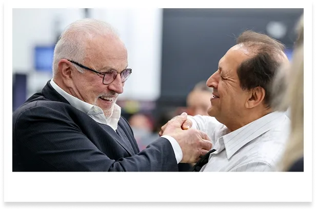 Pessoa segurando celular mostrando tela de cadastro no Clube Condor.