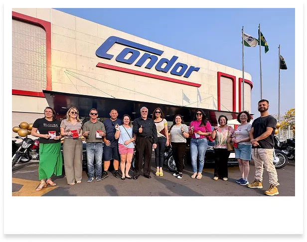 Pessoa segurando celular mostrando tela de cadastro no Clube Condor.