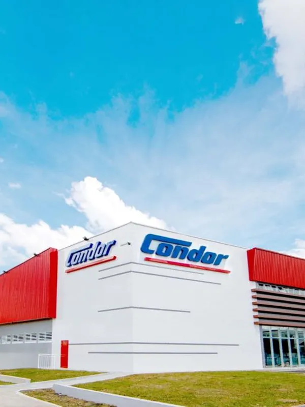 Pessoa segurando celular mostrando tela de cadastro no Clube Condor.